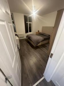 Sutton Coldfield Apartment في برمنغهام: غرفة نوم صغيرة بها سرير ونافذة