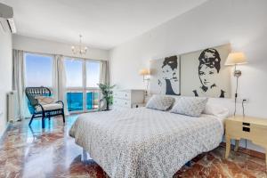 una camera con letto, scrivania e finestre di Apartamento Alameda de Colon a Málaga