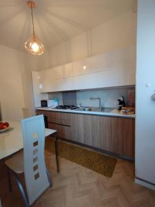 Una cocina o kitchenette en La Dama dei Fiori