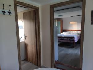 Letto o letti in una camera di Lesní chaty "Hogo Fogo"