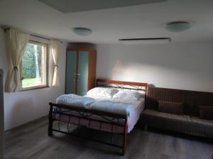 Letto o letti in una camera di Lesní chaty "Hogo Fogo"