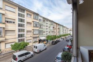 Blick auf eine Straße mit geparkten Autos in der Unterkunft EVD-RENTALS OLIVAL BASTOS in Lissabon