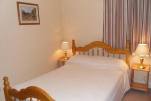 a bedroom with two beds and two lamps on tables at Camp Junction House in Camp