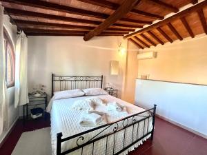 A bed or beds in a room at Casa Marylou