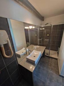een badkamer met een wastafel en een douche bij Le Rhum Antique in Le Gosier