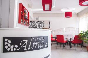 jadalnia ze stołem i czerwonymi krzesłami w obiekcie Garni hotel Alma w mieście Pirot
