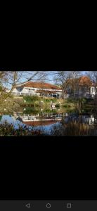 vistas a un parque con río y edificios en Ferienwohnung 309 am Kasinopark, en Georgsmarienhütte