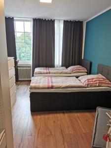 a bedroom with two beds and a window at Ferienwohnung 309 am Kasinopark in Georgsmarienhütte