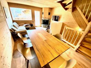 una mesa de madera y sillas en una habitación en Chalet Neuf, Morgins, en Morgins