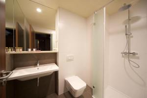 Ένα μπάνιο στο 12 Revay Hotel