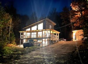 朗斯圣让le vénÉrable的一栋房子前面停着一辆车