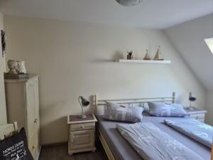 ein Schlafzimmer mit 2 Betten und einer Lampe auf einem Tisch in der Unterkunft Ferienwohnung Petersen in Nordstrand