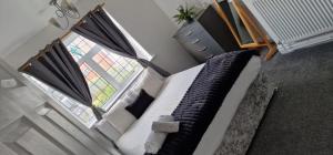 un sofá blanco en una sala de estar con ventana en Therence Accommodations can sleep up to 4 Guests in Chesterton, Stoke on Trent en Longport