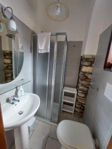 een badkamer met een toilet, een wastafel en een douche bij Cilento Paradise - Appartamento con terrazzo in Marina di Pisciotta in Pisciotta