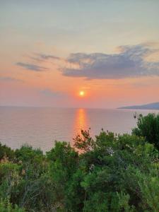 a sunset over the ocean with the sun in the sky at Cilento Paradise - Appartamento con terrazzo in Marina di Pisciotta in Pisciotta