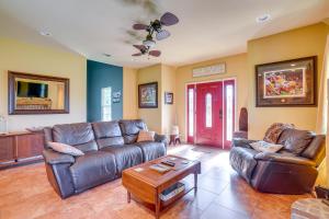 una sala de estar con 2 sofás de cuero y una mesa. en Peaceful Haynesville Vacation Rental with Yard!, 