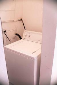 una lavadora y secadora blancas en una habitación en Casa Vale, en La Paz