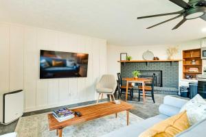 een woonkamer met een bank en een tafel bij Modern Studio Less Than 13 Mi to Saratoga Racetrack! in Ballston Spa