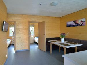 Cette chambre comprend un canapé et une table. dans l'établissement Meridia - Sventoji, à Šventoji