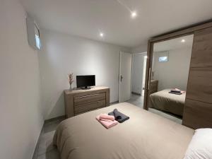 ein kleines Schlafzimmer mit einem Bett und einem Spiegel in der Unterkunft Résidence du Temple in Martigues