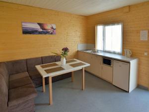 - un salon avec un canapé et une table dans l'établissement Meridia - Sventoji, à Šventoji