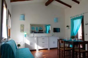 サンタ・テレーザ・ガッルーラにあるLa Marmorata Vacation Houseのリビングルーム(テーブル、鏡付)