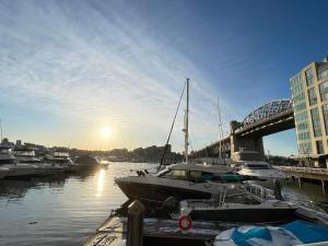 un grupo de barcos atracados en un puerto con un puente en Downtown 1BR Condo at Granville Strip near English Bay, en Vancouver