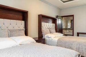 1 Schlafzimmer mit 2 Betten und weißer Bettwäsche in der Unterkunft Residencial Del Golf in La Lima