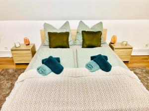 una camera da letto con un letto con asciugamani blu di LeskóÉk Wellness & Home ad Alsópáhok