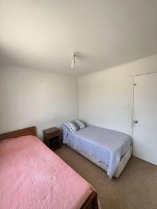 1 dormitorio con 2 camas y una falda en Casa condominio, en Coquimbo