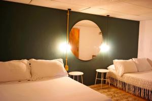Posteľ alebo postele v izbe v ubytovaní Siete Hierbas Hostal