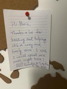 un pedazo de papel con una nota en un refrigerador en Apartment Centar Višnjik, Zadar en Zadar