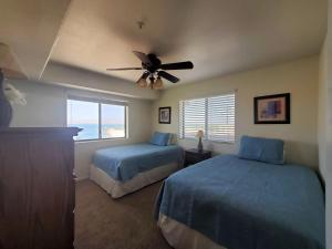 1 dormitorio con 2 camas y ventilador de techo en Its A Kings View en Lake Havasu City