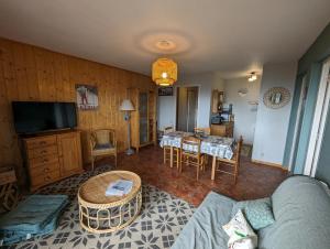 Televízia a/alebo spoločenská miestnosť v ubytovaní Charmant appartement centre ville de Font-Romeu, vue montagne