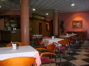 מסעדה או מקום אחר לאכול בו ב-Hotel Isabel
