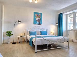 Voodi või voodid majutusasutuse Синій малахіт Простора біла 2 кімнатна квартира з видом на Білу бесідку та Сонячний парк Мережа Alex Apartments Безконтактне заселення цілодобово toas