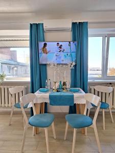 Televiisor ja/või meelelahutuskeskus majutusasutuses Синій малахіт Простора біла 2 кімнатна квартира з видом на Білу бесідку та Сонячний парк Мережа Alex Apartments Безконтактне заселення цілодобово