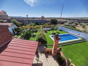 La Calzada de Oropesa的住宿－Teralba 1 Casa Rural，享有后院的空中景致,设有游泳池和花园。