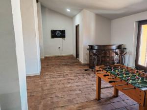 una habitación con una mesa con un tablero de ajedrez. en Teralba 1 Casa Rural, en La Calzada de Oropesa