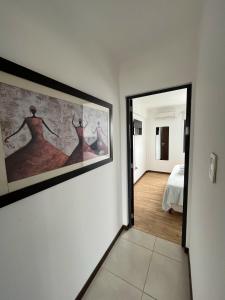 ラファエラにあるAlquiler Temporario Rafaelaの壁に絵画が2点飾られた部屋、ベッドルーム1室が備わる客室です。