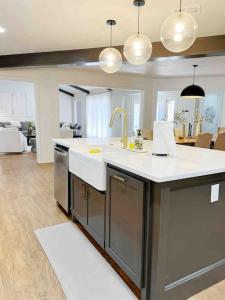 eine Küche mit einer Spüle und einer Arbeitsplatte in der Unterkunft NEW Magnolia Mansion-4400sqft Hot Tub & 2 Game Rms in Lubbock