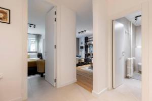 une chambre avec un couloir avec un miroir et une chambre dans l'établissement The Urban Cukor Suite, à Zagreb
