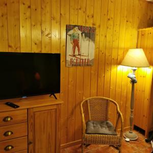 Televízia a/alebo spoločenská miestnosť v ubytovaní Charmant appartement centre ville de Font-Romeu, vue montagne