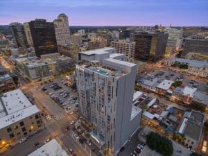 una vista aérea de una ciudad con un edificio alto en The Westin Austin Downtown en Austin