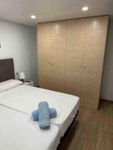 um quarto com uma cama com uma toalha azul em Apartamento Murcia San José A em Múrcia