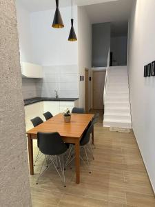 a kitchen and dining room with a wooden table and chairs at Apartamento Murcia San José A in Murcia