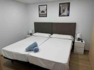 1 dormitorio con 1 cama blanca grande y 2 mesitas de noche en Apartamento Murcia San José A en Murcia