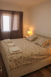 een slaapkamer met een bed met handdoeken erop bij Maruca (D): En familia. in Breña Baja