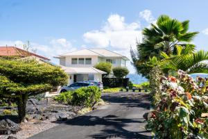 ケアアウにあるBlue Horizon Ocean Front, entire villaの私道に車を停めた家