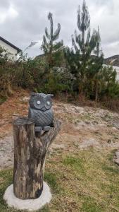 a statue of an owl sitting on top of a tree stump at Killary Lodge in Cachanlo de Sidcay